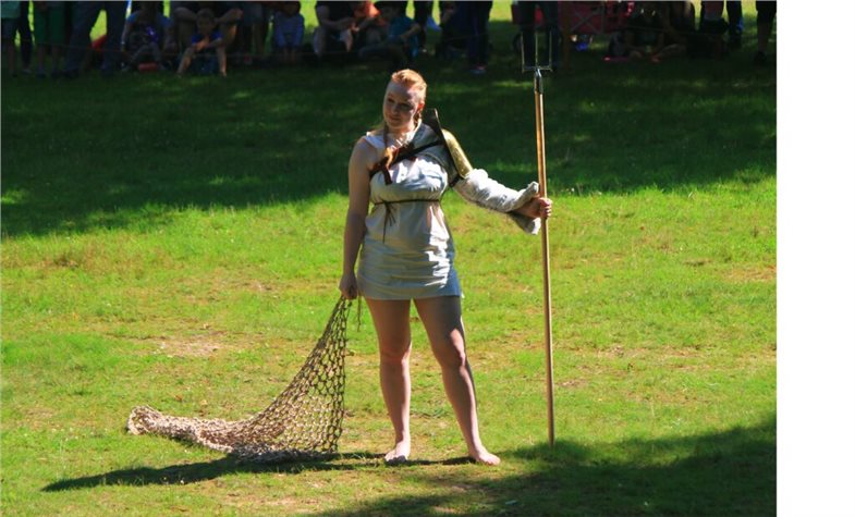 Isabelle Gräfen als Retiaria, eine der wenigen Gattungen ohne Schild. In der Antike waren die Netze meist mit Metallstücken beschwert, um ihren Schaden zu erhöhen und das Befreien von ihnen zu erschweren.