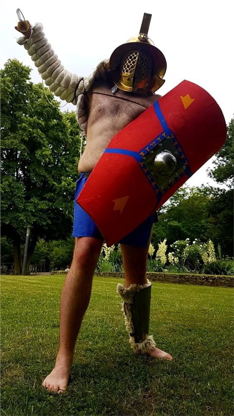 Lennart Strommer als eine Sonderform des Hoplomachus. Er ist ähnlich wie der schwerbewaffnete Murmillo bewaffnet, trägt jedoch einen anderen Helm und sein Schild ist unten angeschrägt.