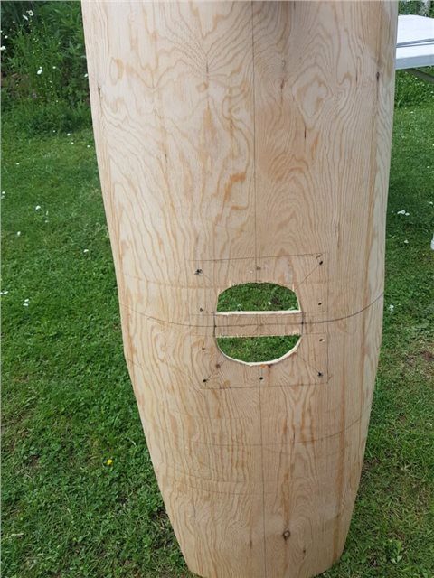 Ein scutum, bevor es in Stoff eingewickelt wurde. Über den Griff kommt später der Schildbuckel.