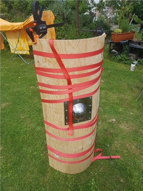 Mit Gurten können die Schilde auch gebogen werden, jedoch ist es deutlich schwerer so eine gleichmäßige Form zu erzielen.