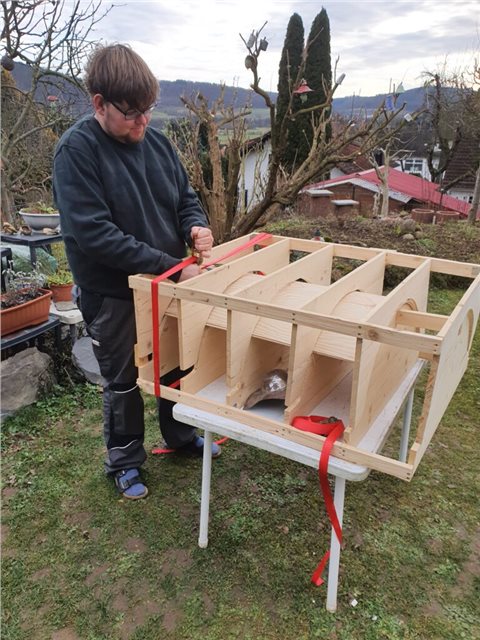 Lennart Strommer beim einspannen einer parmula in die Presse.