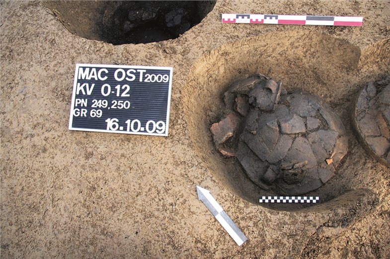 Der harte, trockene Lehmboden des Gräberfelds von Mačkovac verhinderte eine adäquate Ausgrabung an Ort und Stelle. 