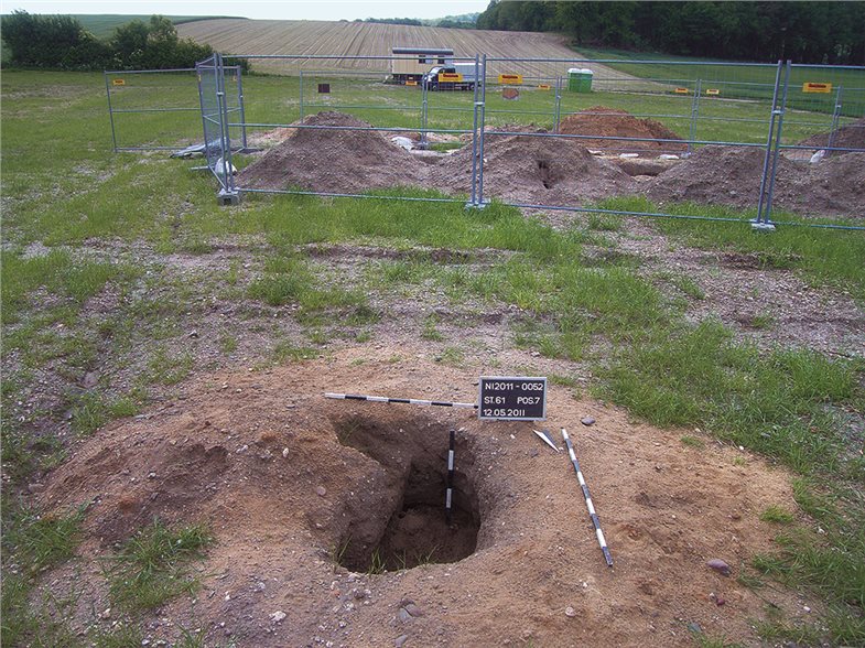 Ganz schön dreist. »Loch« einer Raubgrabung in unmittelbarer Nähe einer regulären Ausgrabung. Die Funde sind für immer verschollen. Bei der hier gezeigten nachträglichen Dokumentation konnte kein aussagekräftiger Befund mehr festgestellt werden.