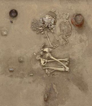 Weibliche Bestattung der Schnurkeramikkultur. Der verstorbenen Frau hatte man eine Babytragetasche mit – gegeben. Vermutlich war die junge Mutter kurz nach der Geburt ihres Kindes verstorben.