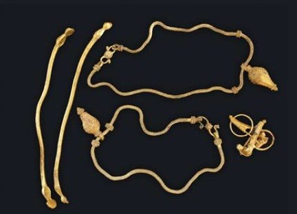 Goldschmuck einer quadischen Prinzessin. Exakt 394 g wiegen die zwei Armbergen, die beiden Ketten mit Anhänger sowie die zwei Fibeln zusammen. Der wertvolle Schmuck war dem Feuer nicht ausgesetzt worden. 