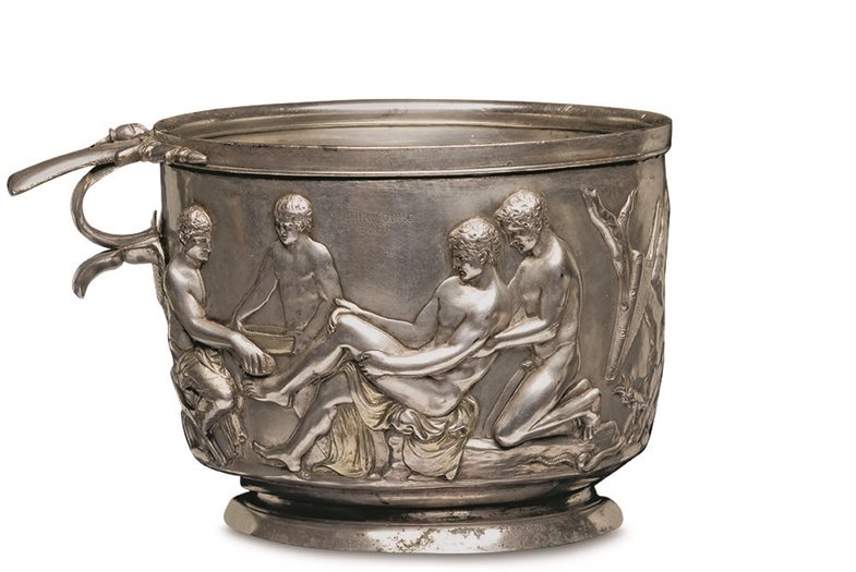 Die Szene auf einem der beiden Hoby-Becher zeigt den griechischen Helden Philoklet mit verletztem Fuß auf einem Felsen sitzend.