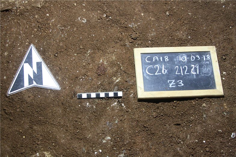 Farbpigment in einer Fundschicht des Mittelpaläolithikums in der Cueva de Ardales.