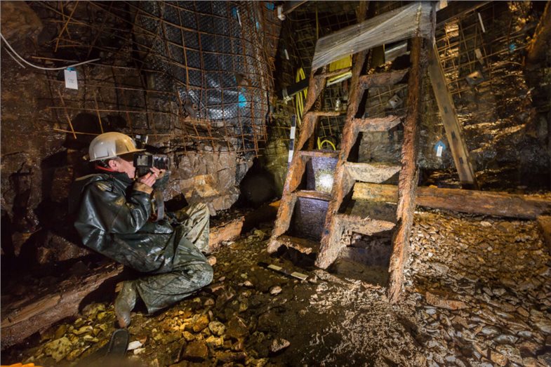 In der Radstube eines Bergwerkes aus der Zeit um 1500 in Aue-Bad Schlema, Erzgebirgskreis, Sachsen, hatten sich bis zu 3 Meter lange Teile vom doppelten Schaufelkranz eines Kehrrades erhalten. Es handelt sich um das älteste, bislang entdeckte Exemplar dieser gewaltigen, hölzernen Bergbaumaschine.