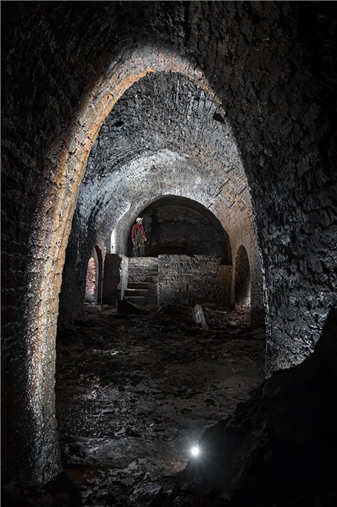 In 20 Meter Tiefe wurde über der Sohle eines Wasserlösestollens ein hölzerner Bohlensteg als Tragwerk verbaut, um die Bergwerke trockenen Fußes zu befahren und gleichzeitig deren Entwässerung aufrecht zu erhalten.