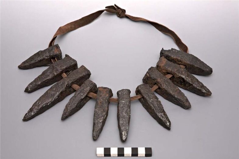 Dieses vom Hauer mit Lederband um die Hüfte getragene Gebund Bergeisen wurde in der Verfüllung eines Grubenhauses in der Bergstadt Bleiberg („Treppenhauer“, Frankenberg-Sachsenburg, Landkreis Mittelsachsen, Sachsen) entdeckt. In einer Arbeitsschicht konnte ein Hauer etwa 30 bis 40 Eisen verschlagen, die täglich vom Bergschmied neu hergerichtet werden mussten.