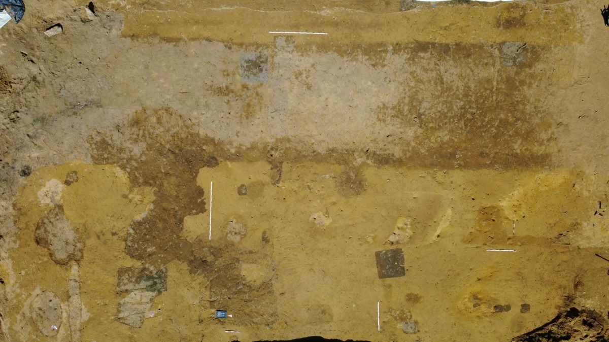 Als Bodenverfärbung gut zu erkennen sind der innere Lagergraben sowie Pfosten der Holz-Erde-Mauer. Ausgrabungen bei St. Laurentius in Haltern am See 