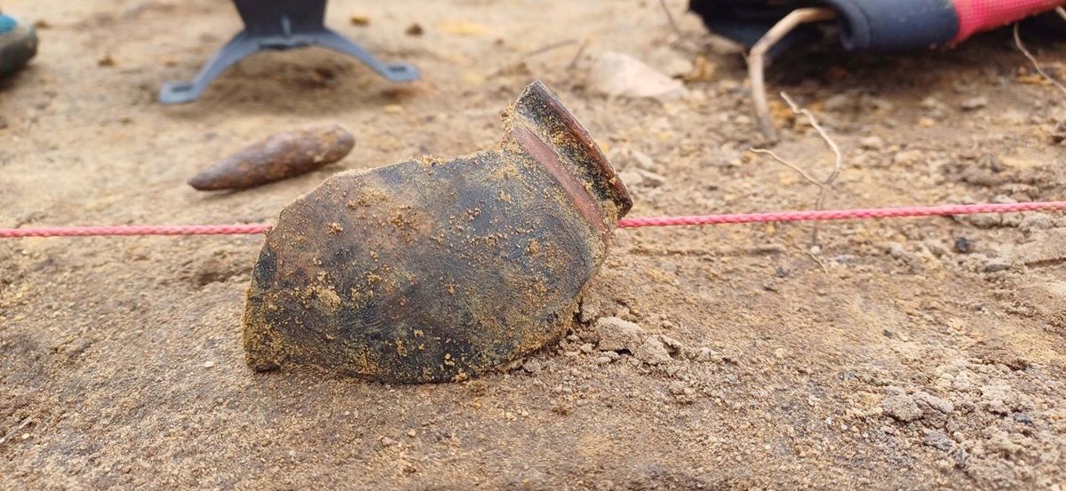 Die für Haltern bisher einzigartige Terra-Rubra-Scherbe direkt nach dem Fund.