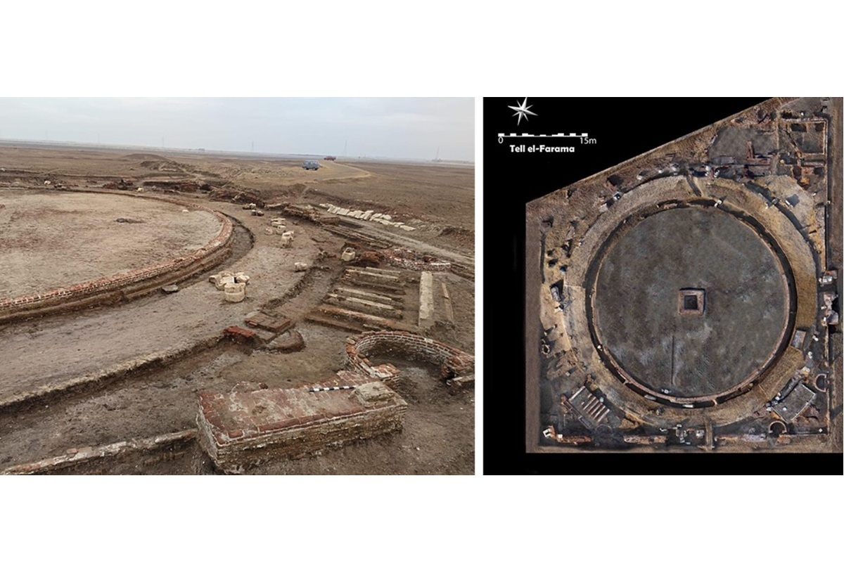 Links ist eine Ausgrabungsstätte mit kreisförmigen Mauerresten und freigelegten Fundamenten zu sehen, die von Erdreich umgeben sind. Rechts zeigt eine Luftaufnahme die gleiche kreisförmige Struktur aus der Vogelperspektive, mit einem quadratischen Bereich in der Mitte. In der rechten Ecke befindet sich eine Maßstabsangabe und eine Kompassrose.