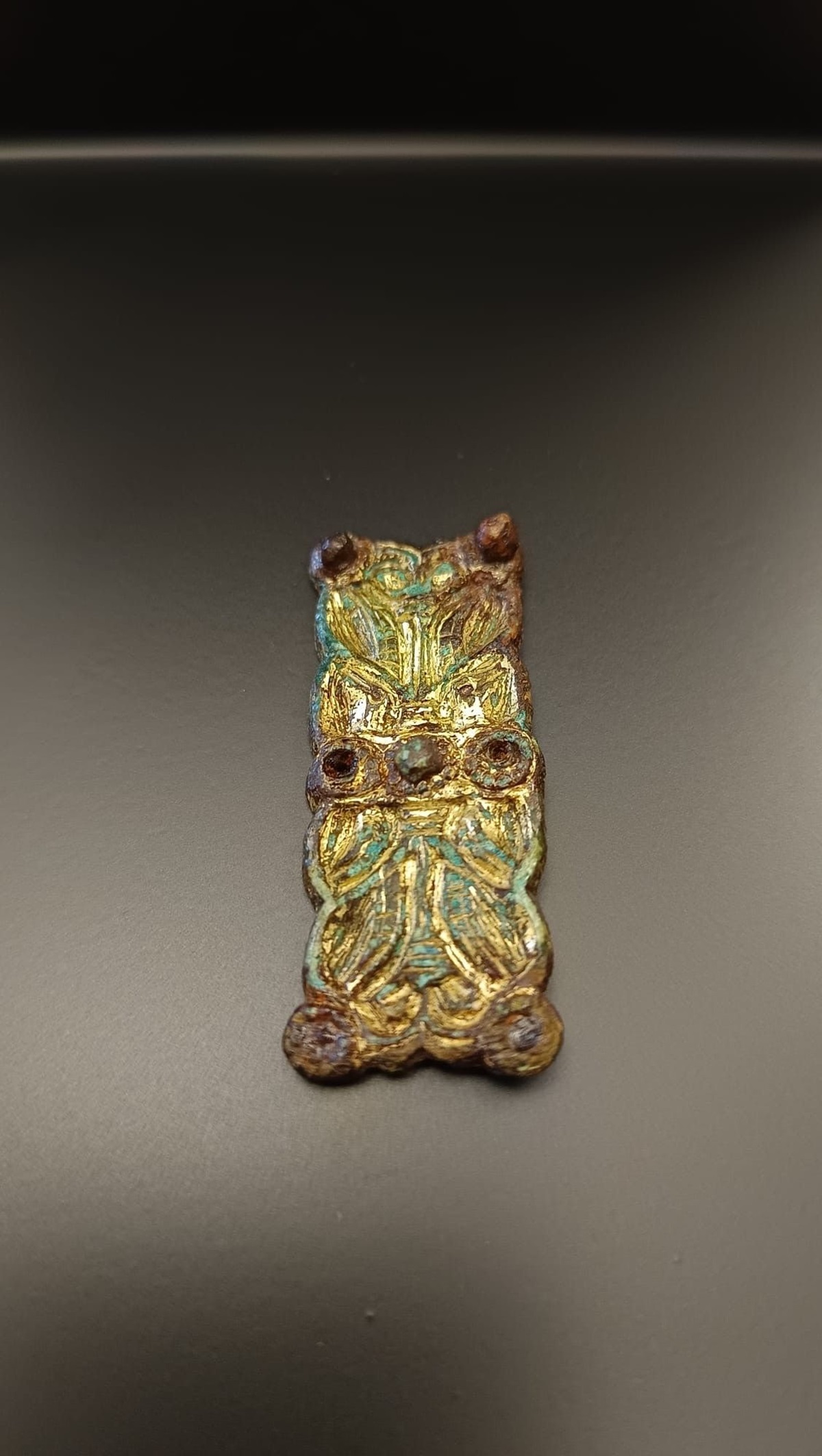 Feuervergoldeter Schwertgurtbeschlag mit Pflanzenornamentik.