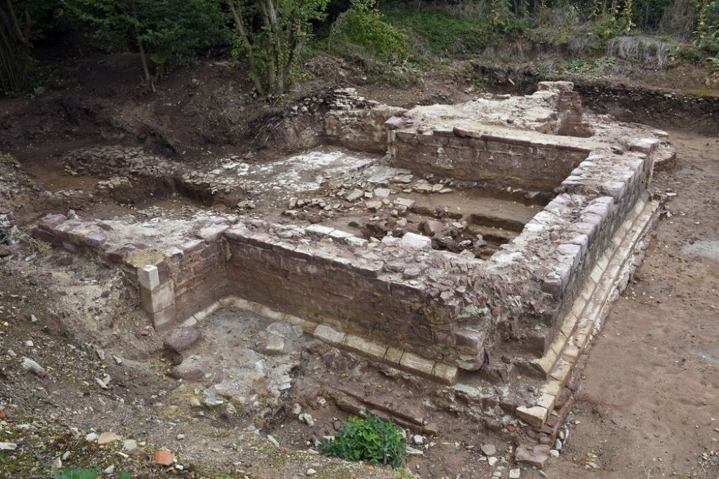Blick auf die rechteckige Hauptapsis, die den Ostabschluss der Klosterkirche Kaltenborn bildet.