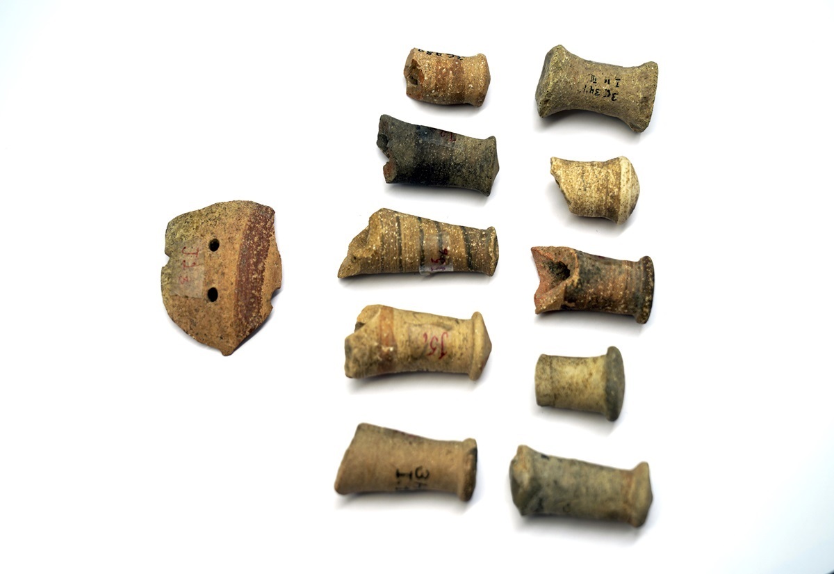 Fragmente von 4500 Jahre alten Babyrasseln.