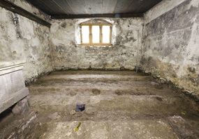 Mittelalterliches Haus aus dem Berner Jura. Stube während der Ausgrabungen