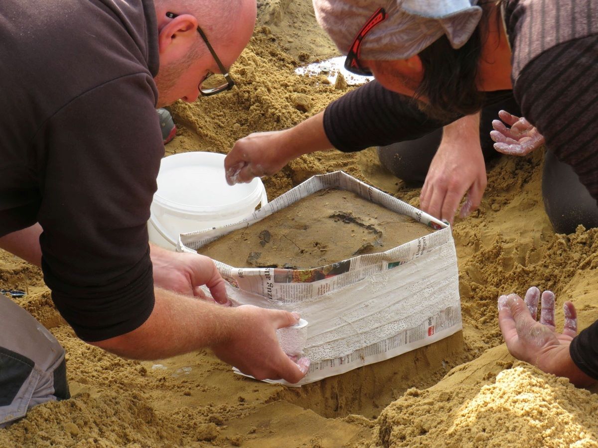 Bergung eines Keramikgefäßes Grabung Gronau
