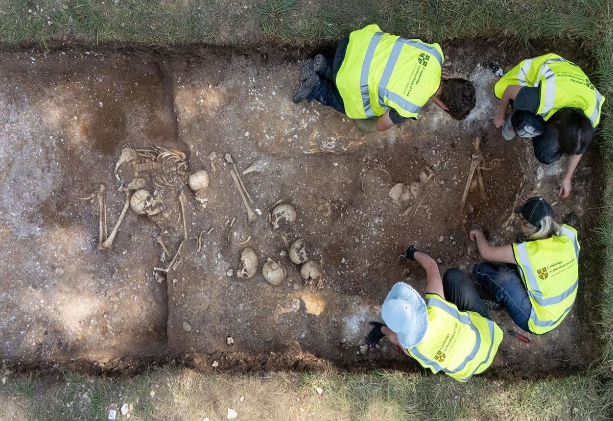Bei der Freilegung eines mittelalterlichen Massengrabes bei Cambridge stießen Archäologen auf Spuren brutaler Gewalt