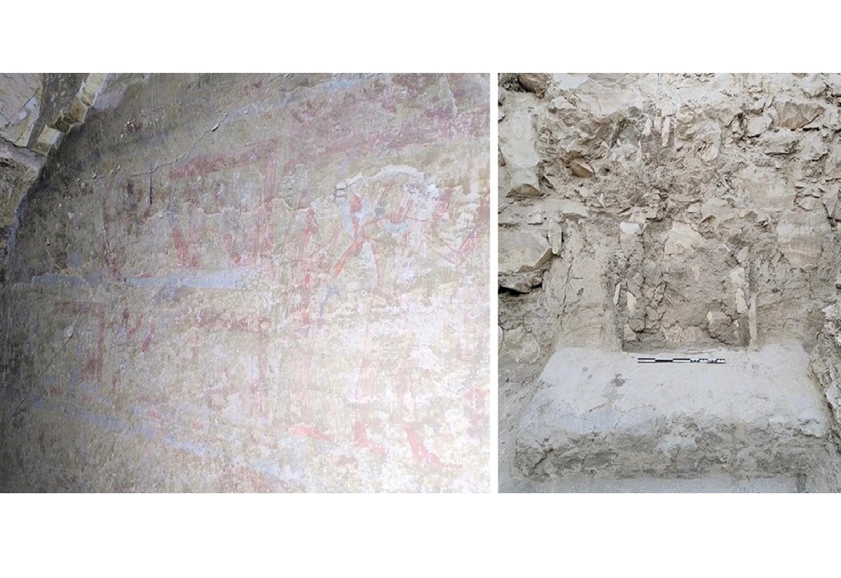 Links ist eine stark verwitterte Wand mit schwachen, rötlichen und gelblichen Farbresten zu sehen, die auf verblasste Wandmalereien hindeuten. Rechts befindet sich eine steinerne Nische in einer grob behauenen Felswand, davor eine rechteckige Steinplatte mit einem Maßstab darauf.