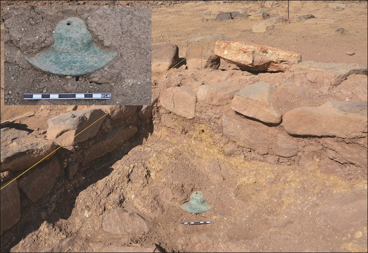 Kupferzimbeln in situ nach dem Entfernen eines Teils der Füllschicht. Sie liegen übereinander und sind perfekt ausgerichtet