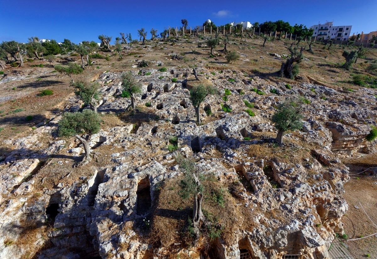 Punische Nekropole von Puig des Molins auf Ibiza. In einer neuen Studie wurde alte DNA aus menschlichen Überresten aus dieser und anderen bedeutenden phönizisch-punischen Ausgrabungsstätten sequenziert.