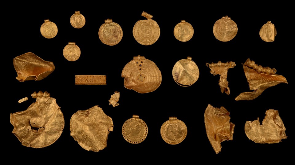 Alle Objekte des Goldschatzes von Vindelev