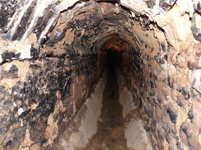 Aquädukt von Divona. Gemauerter Kanal mit Opus Signinum als Wasserschutz