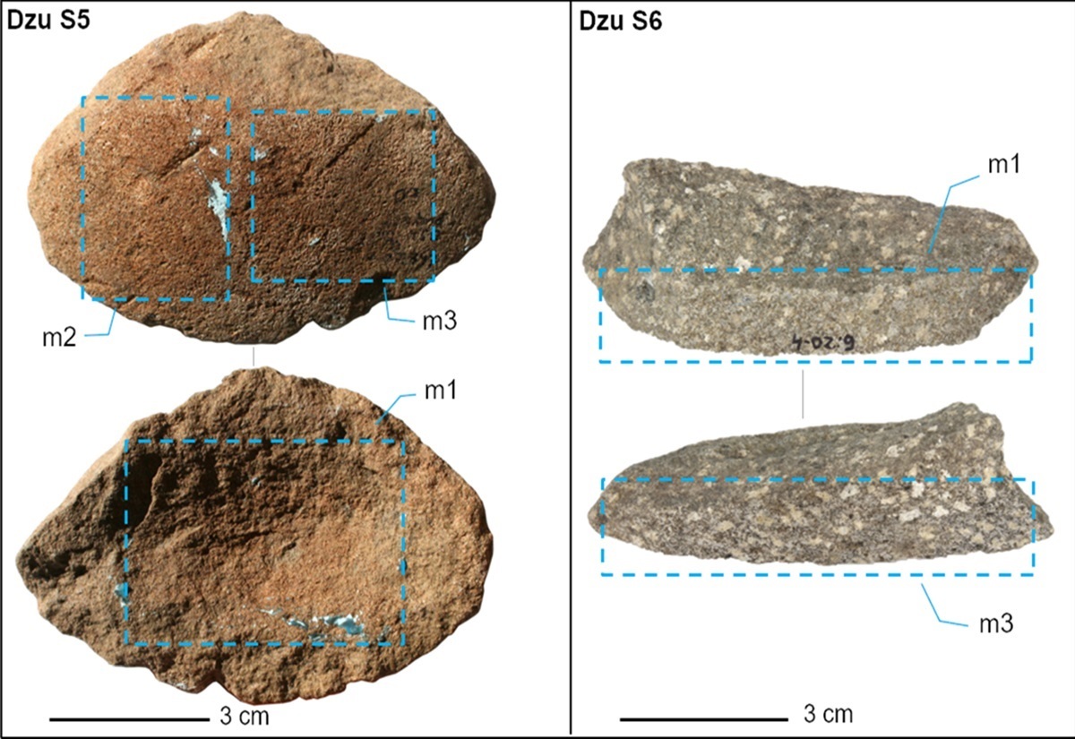 Zwei Steine, Dzu S5 (links) und Dzu S6 (rechts), mit blauen Markierungen (m1, m2, m3) auf der Oberfläche. Maßstab von 3 cm sichtbar.
