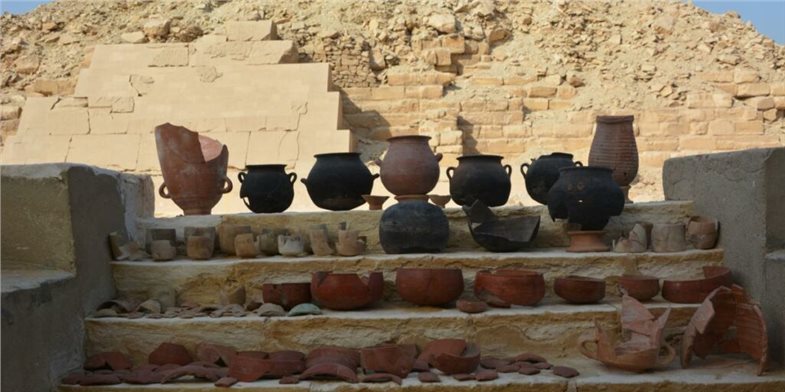 Auswahl an Gefäßen aus der Balsamierungswerkstatt in Sakkara. Zu sehen sind Töpfe, und Schalen in unterschiedlicher Größe und Farbe.