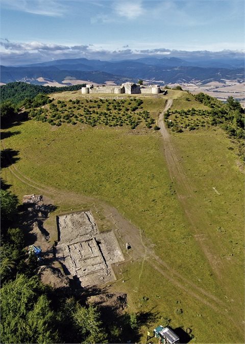 Luftbild von der Ausgrabung in Irulegi. Im Hintergrund ist die Ruine der mittelalterlichen Burg.