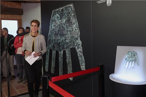 Präsidentin Chivite bei der Präsentation der Hand von Irulegi.