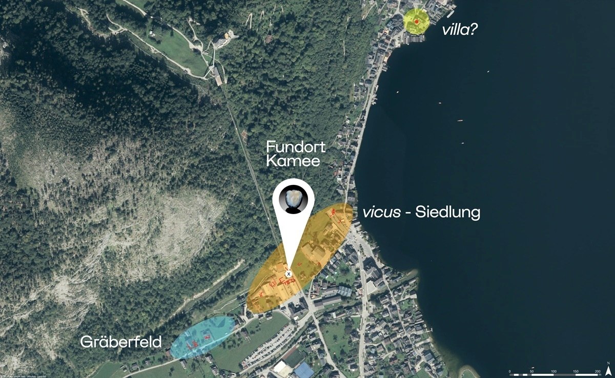Luftaufnahme einer Siedlung am See mit markierten Bereichen: Fundort Kamee, vicus-Siedlung, Gräberfeld und vermutete Villa.
