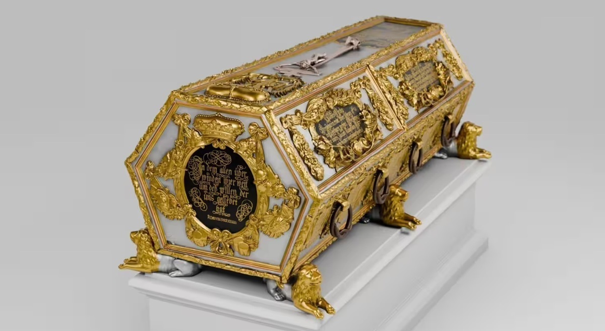 Reich verzierter Sarkophag mit goldenen Verzierungen und schwarzen Tafeln