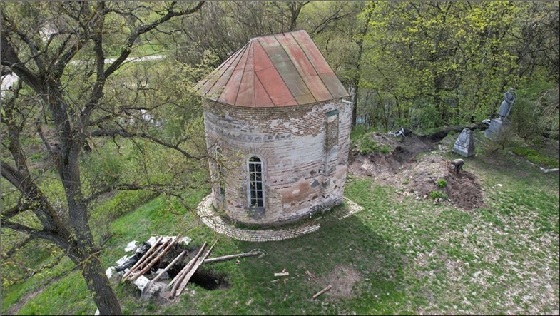 Überreste der St. Georgskapelle aus dem 11. Jahrhundert, Oster, Oblast Tschernihiw, Ukraine, April 2023. Links von der Kapelle befindet sich ein teilweise bedeckter Bunker, und rechts befindet sich ein großer Graben, der durch das Ziegelgrundgerüst des Gebäudes gegraben wurde.