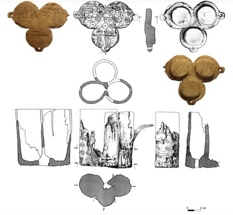 Dreilappiger Behälter aus Kammer 5 mit den analysierten Haarsträhnen 