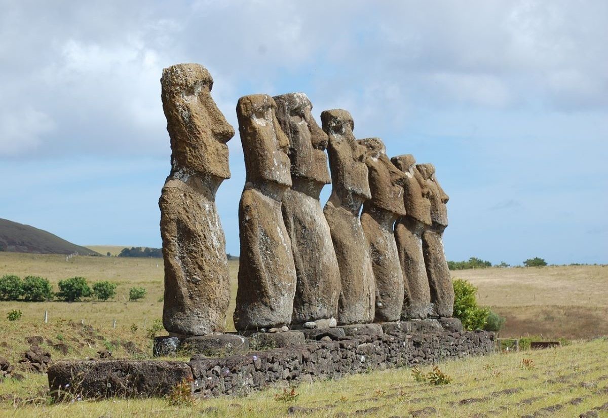 Die Rapanui schnitzten große monolithische Menschenfiguren aus den vulkanischen Steinvorkommen der Insel. Herauszufinden, wie sie hergestellt und transportiert wurden, war schwierig. Archäologen gehen heute davon aus, dass sie im Steinbruch von Rano Raraku errichtet wurden.