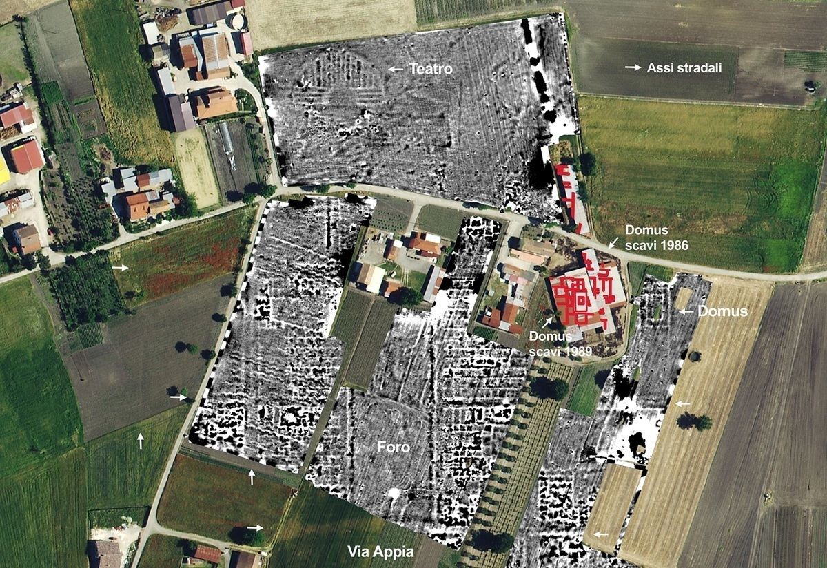 Drohnenaufnahmen belegen ein römisches Forum und ein bisher unbekanntes Theater in Fioccaglia