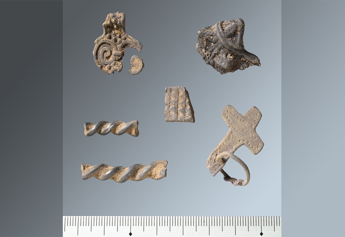 Schmuckstückfragmente und ein kreuzförmiger Anhänger aus dem Hortfund an der Schlei