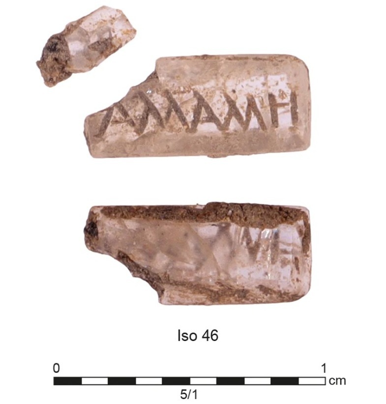 Drei Bruchstücke eines nicht identifizierbaren, geschliffenem Stein mit eingravierten Buchstaben