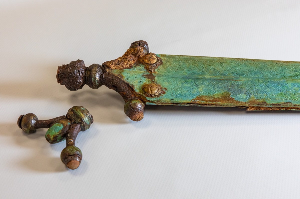 Detail der verschiedenen Verzierungen der Scheide und des Schwertknaufes aus der Grabstätte 782.