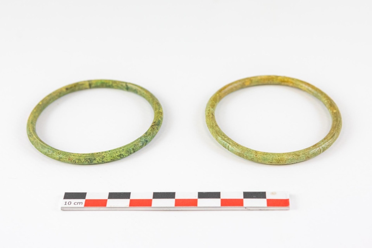 Mit gravierten Ornamenten verzierte Armringe aus Kupferlegierung (Bestattung 791).