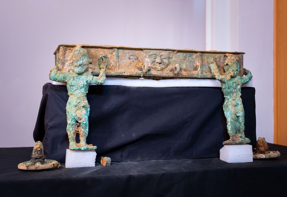 Einzigartiger Bronzewagen der tartessischen Kultur und mediterrane Importfunde in Casas del Turuñuelo entdeckt