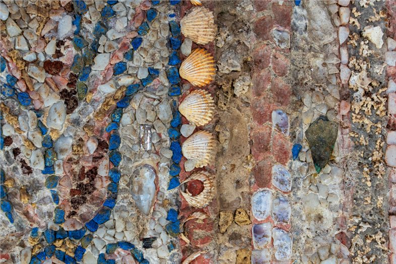 Detail des Wandmosaiks aus Muscheln, Tesserae, Glas und mehreren Steinarten.