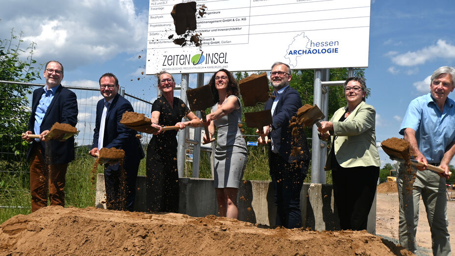 Der offizielle Spatenstich mit Dr. Markus Morr, Markus Herrmann, Liza Heilmeyer-Birk, Angela Dorn, Jens Womelsdorf, Kirsten Dinnebier und Dr. Andreas Thiedmann eröffnete die Bauarbeiten zum neuen Inselzentrum.