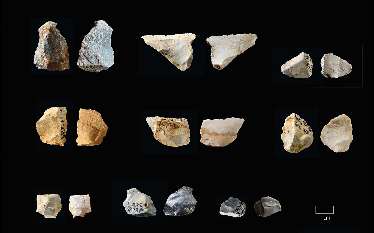 Verschiedene Steinwerkzeuge, jeweils von zwei Seiten aufgenommen