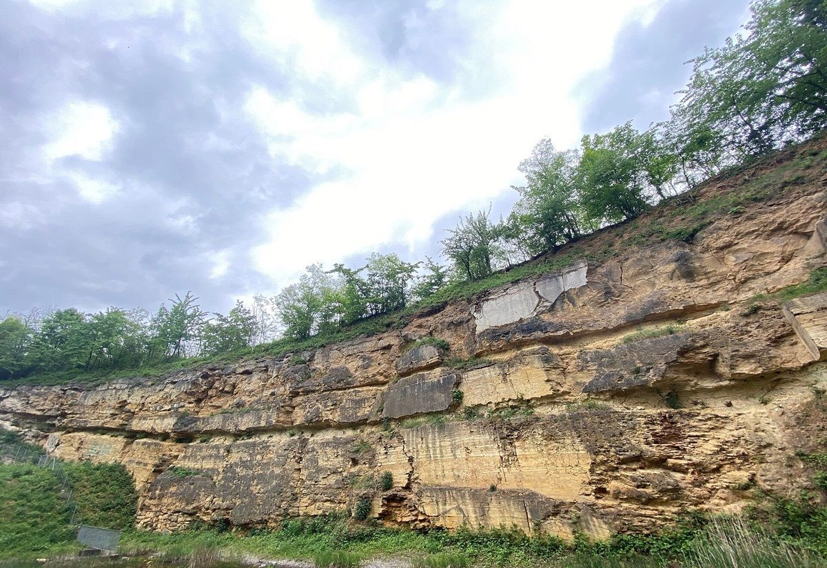 Foto auf die Steinbruchwand des Steinbruchs Haas