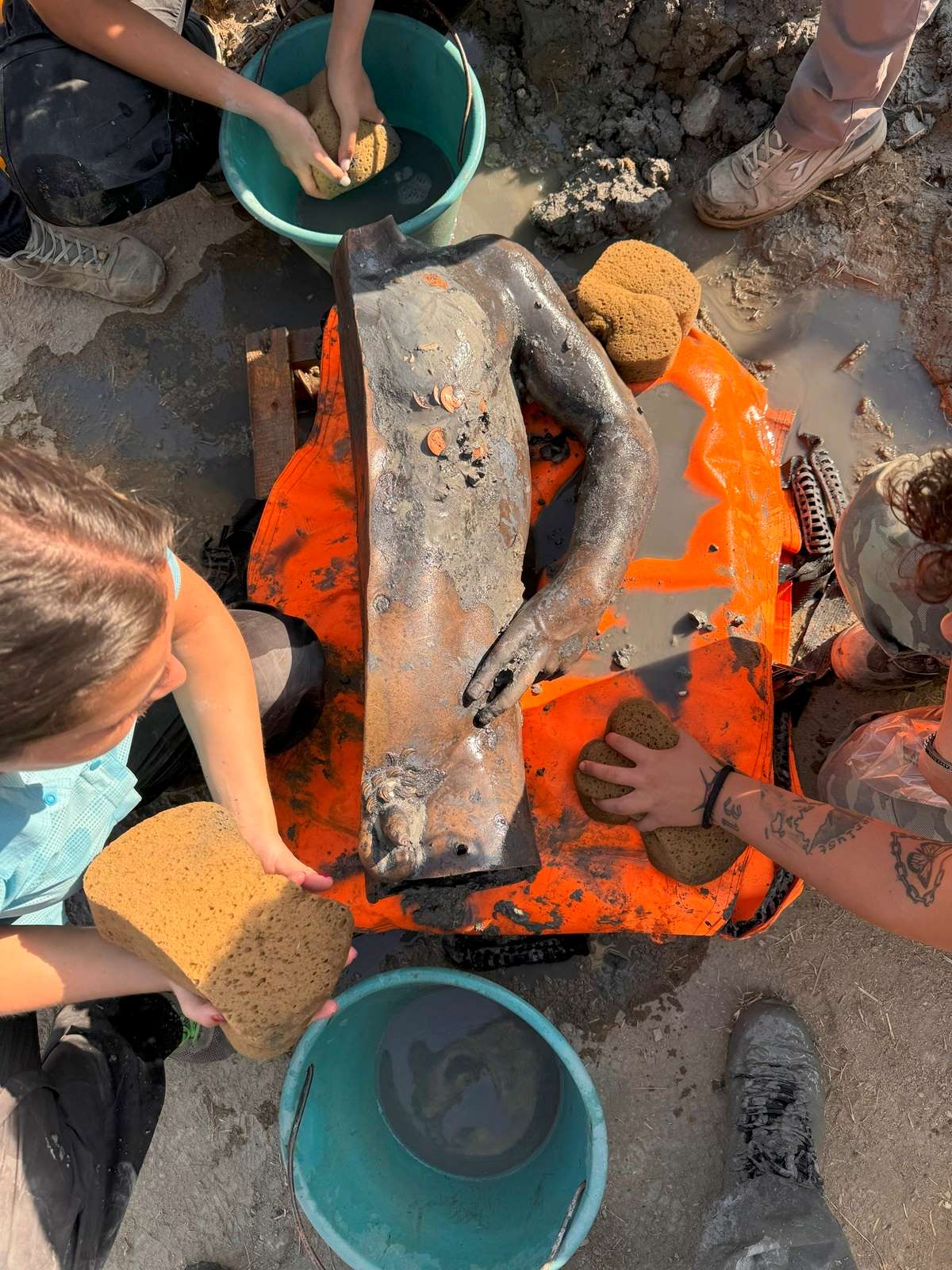 Hälfte eines männlichen Bronzetorsos aus dem Fund von San Casciano dei Bagni