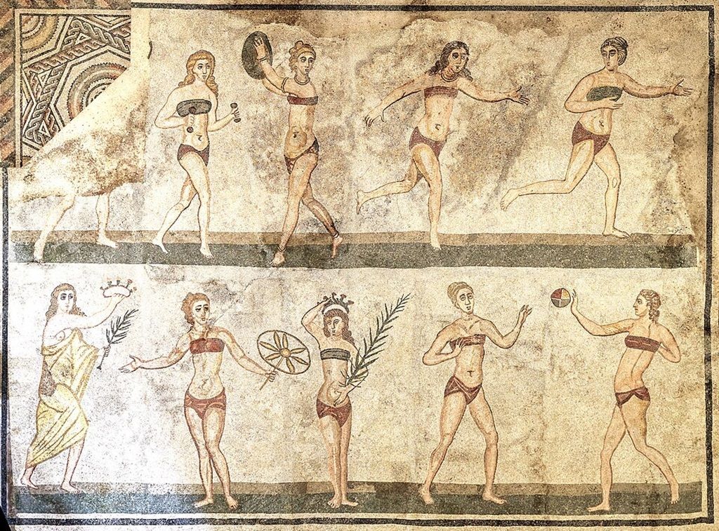 Mosaik mit der Darstellung von zehn jungen Frauen, überwiegend in bikiniähnlicher Bekleidung, die unter anderem Ball spielen.