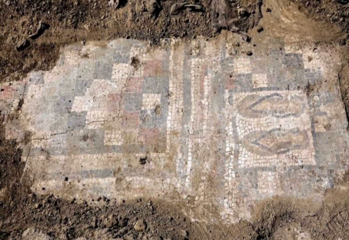 In Teilen freigelegtes Mosaik in der römischen Villa del Casale, auf dem zwei an heutige Flip-Flops erinnernde Sandalen dargestellt sind.